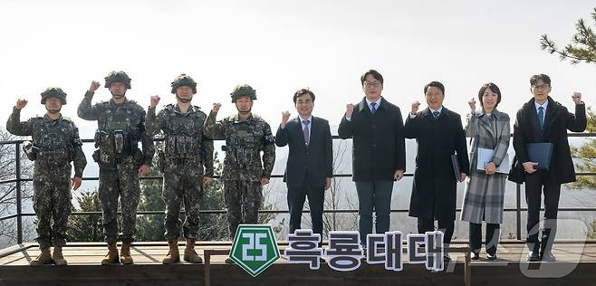 안규백 국방부 장관이 지난 2월 육군 25사단 GOP 부대를 방문, 군사대비태세 점검을 마치고 관계자들과 기념촬영을 하고 있다. (국방부 제공. 재판매 및 DB금지) 2026.2.16 ⓒ 뉴스1