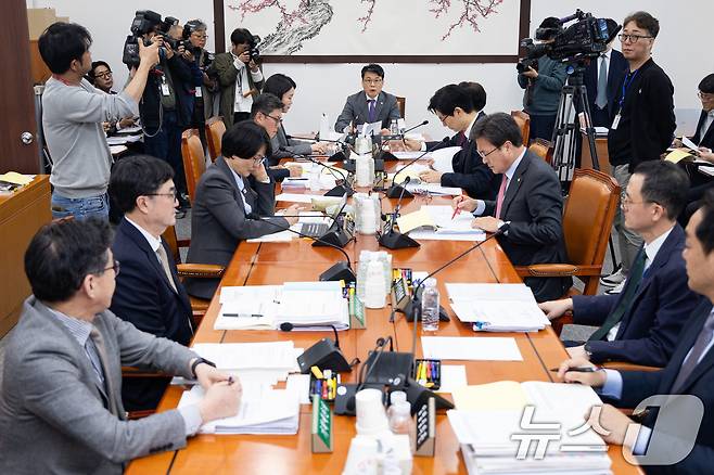 진성준 국회 예산결산특별위원장이 9일 서울 여의도 국회에서 열린 제434회 국회(임시회) 예산결산특별위원회 제1차 2026년도 제1회 추가경정예산안 등 조정소위원회에서 인사말을 하고 있다. 2026.4.9 ⓒ 뉴스1 유승관 기자