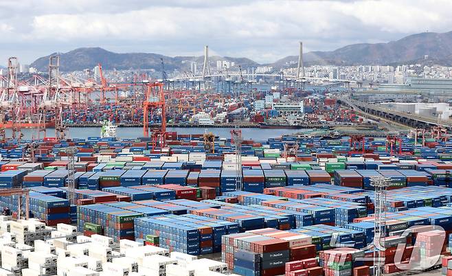 부산항 신선대부두와 감만부두 야적장의 컨테이너 모습. ⓒ 뉴스1 윤일지 기자