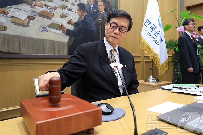 이창용 한국은행 총재가 10일 서울 중구 한국은행 본관에서 열린 금융통화위원회 본회의에서 의사봉을 두드리고 있다. 2026.4.10 ⓒ 뉴스1 사진공동취재단