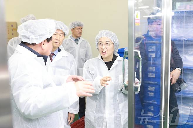 한성숙 중소벤처기업부 장관이 10일 경기도 부천 플라스틱 사출 중소기업 신광엠앤피를 방문해 시설을 둘러보고 있다. (중소벤처기업부 제공. 재판매 및 DB 금지) 2026.4.10 ⓒ 뉴스1