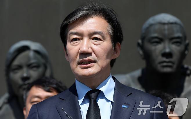 조국 조국혁신당 대표가 지난 8일 경남 창원 마산회원구 국립3·15민주묘지를 참배한 후 취재진 질문에 답하고 있다. 2026.4.8 ⓒ 뉴스1 윤일지 기자