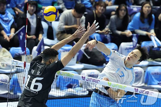 현대캐피탈 레오와 맞선 대한항공 임동혁. ⓒ 뉴스1 이광호 기자