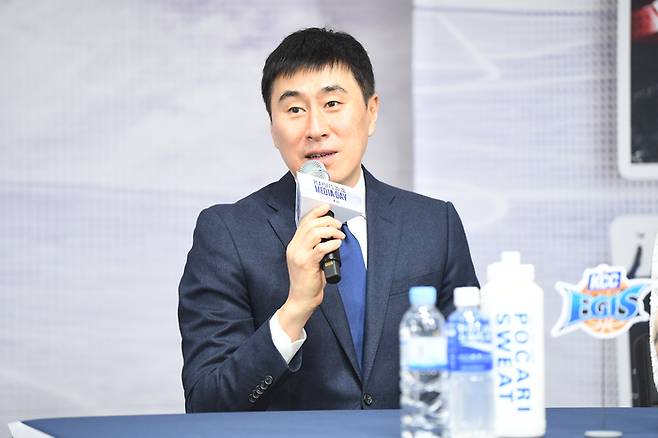 KCC 이상민 감독이 10일 KBL센터에서 열린 2025~2026 LG전자 프로농구 플레이오프 미디어데이에서 발언하고 있다. 사진 | KBL