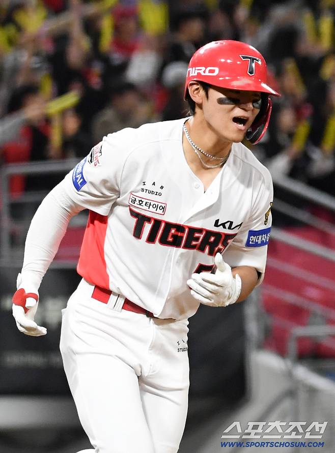 4번 타자의 무게감을 이겨내고 홈런포를 터뜨린 김도영.