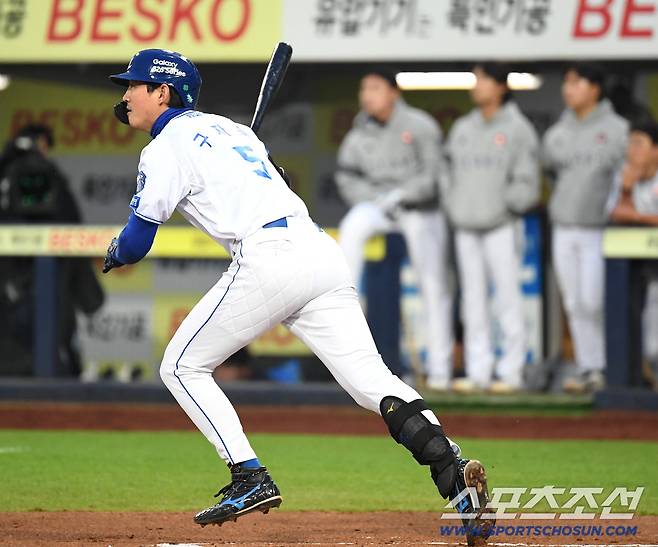 1일 대구 삼성라이온즈파크에서 열린 삼성과 두산의 경기. 1회말 1타점 외야플라이 타구를 날리고 있는 삼성 구자욱. 대구=송정헌 기자songs@sportschosun.com/2026.04.01/