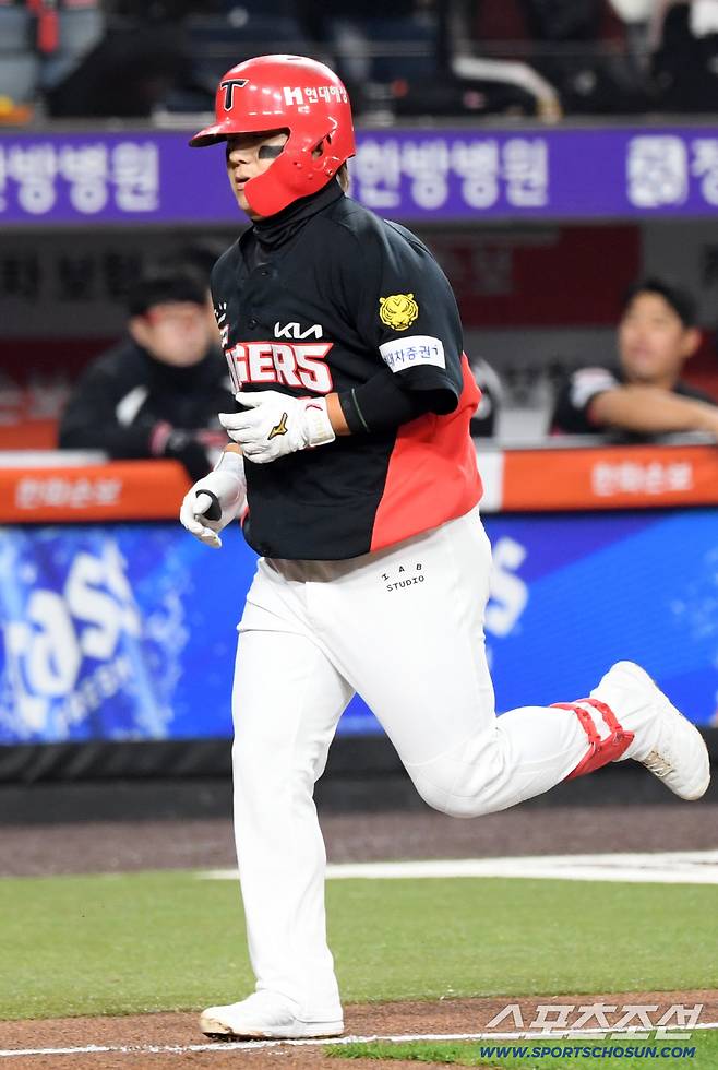 10일 대전 한화생명볼파크에서 열린 한화와 KIA의 경기. 6회초 KIA 김선빈이 솔로포를 날린 뒤 환호하고 있다. 대전=박재만 기자 pjm@sportschosun.com/2026.04.10/