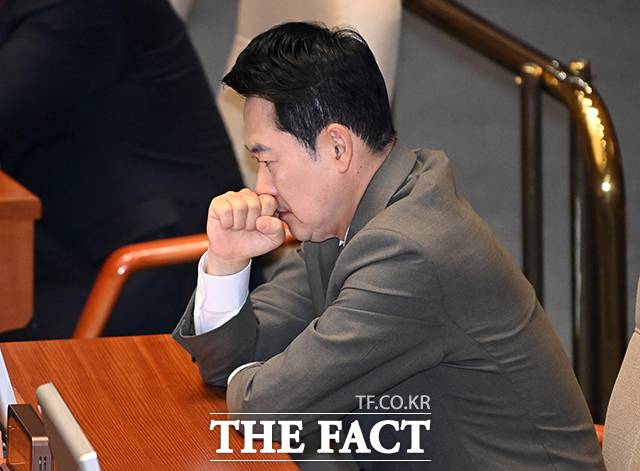 국민의힘 내부적으로는 '100만 책임당원' 확보를 통한 조직적 진용을 갖춘 상태다. 사진은 장동혁 국민의힘 대표가 2일 오후 서울 여의도 국회 본회의장에서 열린 이재명 대통령의 중동 사태 대응 등을 위한 추가경정예산안을 경청하고 있는 모습. /배정한 기자