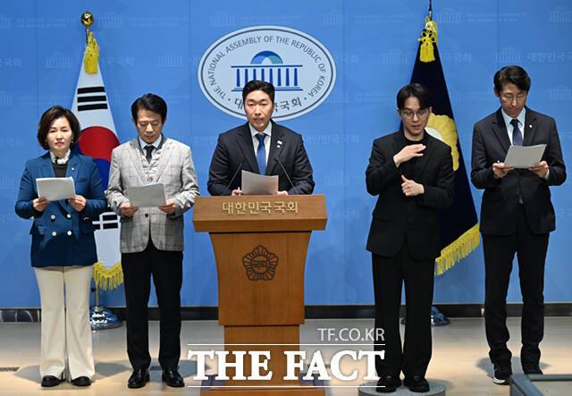 독립운동가 백범 김구 선생의 증소자인 김용만 더불어민주당 의원(가운데)을 비롯해 국회 역사정의포럼, 개혁행동포럼, 국가보훈정책특위 의원들이 10일 서울 여의도 국회 소통관에서 일본의 지속적인 독도 왜곡을 규탄하는 긴급 기자회견을 하고 있다. /국회=이새롬 기자