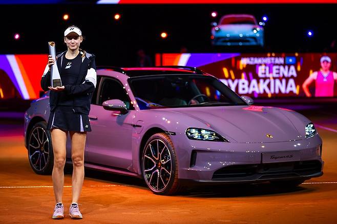 2024년 포르쉐를 우승 상품으로 받았던 리바키나. 하지만 이때에는 운전할 수 없었다 / 게티이미지코리아