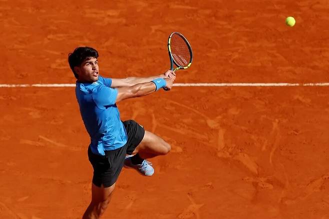 카를로스 알카라스의 역동적인 백핸드 공격. ATP 투어