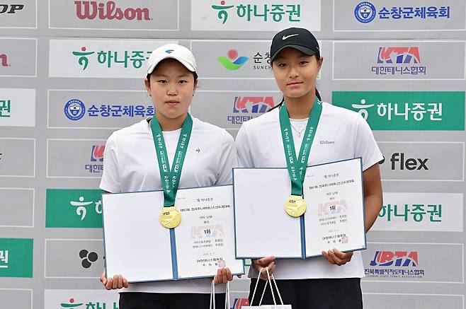 주니어선수권 18세부 여자복식 우승을 차지한 최정인과 주희원(오른쪽). 대한테니스협회