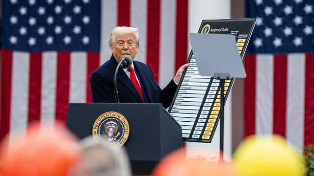 2일(미국 현지시간) 백악관 앞에서 상호관세 조치를 발표하는 도널드 트럼프 미국 대통령. (사진=백악관)