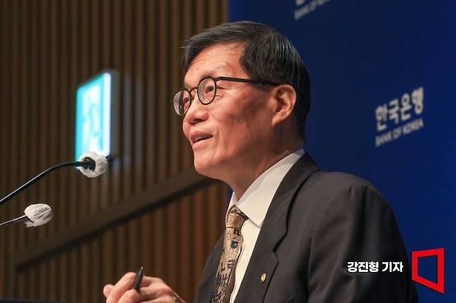 이창용 한국은행 총재가 10일 서울 중구 한은에서 열린 통화정책방향 결정 회의 후 기자간담회에서 취재진 질문에 답하고 있다. 사진공동취재단