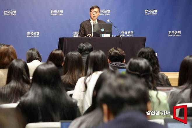 이창용 한국은행 총재가 10일 서울 중구 한은에서 열린 통화정책방향 결정 회의 후 기자간담회에서 취재진 질문에 답하고 있다. 사진공동취재단