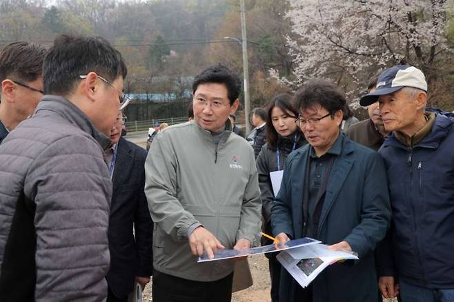 이상일 용인특례시장이 10일 처인구 양지읍 아파트 신축공사장을 찾아 현장을 점검하고 있다. 용인시 제공