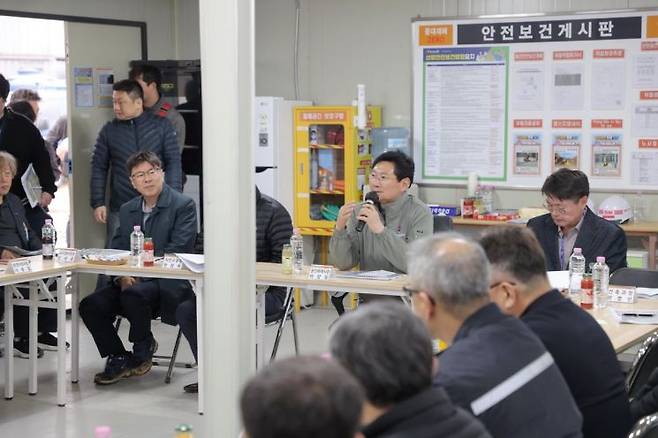이상일 용인특례시장이 10일 처인구 양지읍 아파트 신축공사 현장에서 주민들과 비산먼지 등 문제에 대해 논의하고 있다. 용인시 제공