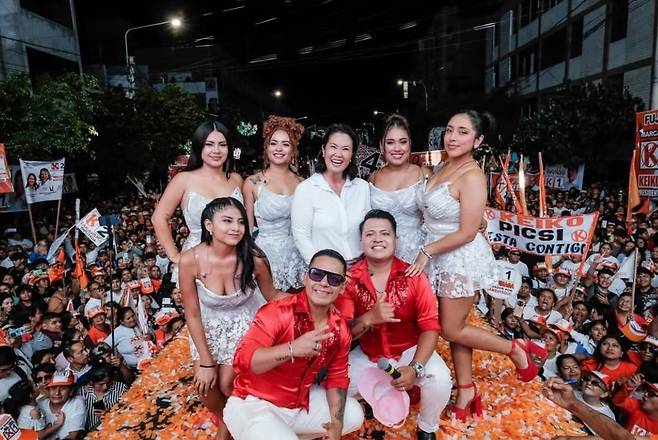 오는 12일 열리는 페루 대통령 선거에 나서는 케이코 후지모리(뒷줄 가운데) 민중권력당 대선 후보가 8일 치클라요 유세 현장에서 지지자들과 함께 포즈를 취하고 있다. /케이코 후지모리 인스타그램