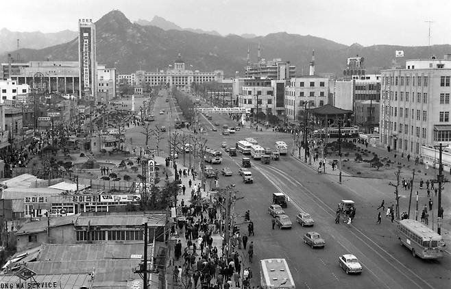 조선일보(태평로 건물) 옥상에서 본 세종로 풍경. 지금은 사라진 중앙청 왼쪽 건물은 시민회관으로 후에 세종문화회관이 들어선다. 1950년대말-1960년대초/ 사진가 김한용