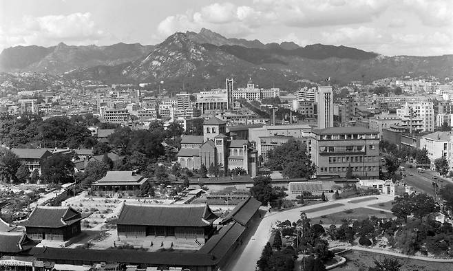 서울 덕수궁과 백악, 1960년대/ 사진가 김한용