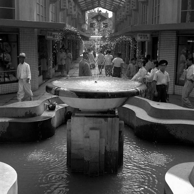 1960년대 신신백화점 안에 있던 분수대, 현재 서울 종각 건너편 SC제일은행 본점 자리에 있었다./ 사진가 김한용