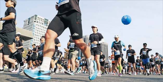 작년 4월 서울하프마라톤 참가자들이 광화문 광장을 달리는 모습. /남강호 기자