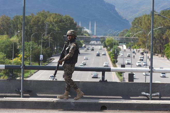 9일 미국과 이란의 협상을 하루 앞두고 회담이 열리는 파키스탄 이슬라마바드의 경비가 강화됐다./ 로이터 연합뉴스