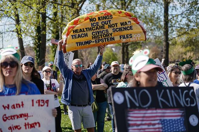 지난달 28일 미국 조지아주 애틀랜타에서 열린 '노 킹스(No Kings)' 전국 시위의 날 행사에서 한 사람이 풍선 타코를 들고 있다. /연합뉴스
