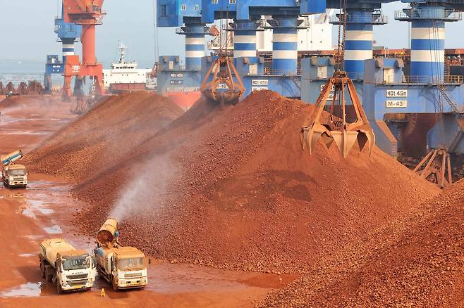 지난 3월 26일 중국 옌타이항에서 크레인이 보크사이트 하역 작업을 하고 있다. /AFP연합뉴스