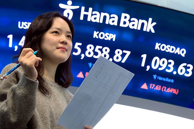 미국과 이란의 대면 휴전 협상에 대한 기대감에 코스피와 코스닥이 동반 상승세를 보인 10일 오후 서울 중구 하나은행 딜링룸 전광판에 코스피 등 종가가 표시되고 있다. 이날 코스피는 전 거래일 대비 80.86p(1.40%) 오른 5858.87, 코스닥은 17.63포인트(p)(1.64%) 오른 1093.63, 서울외환시장에서 달러·원 환율은 전일 오후 3시 30분 주간종가와 같은 1482.5원을 기록했다. /뉴스1