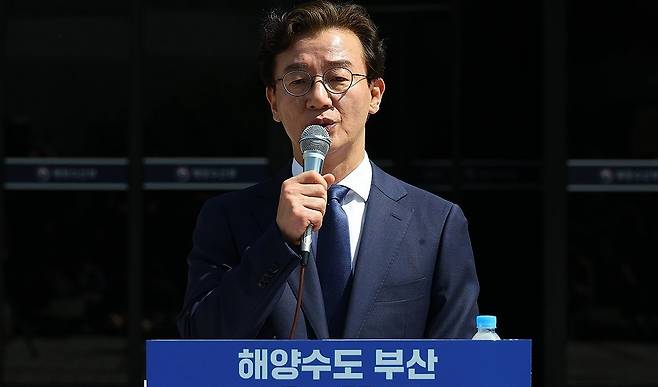 민주당 전재수 의원이 2일 오전 부산 동구 해양수산부 청사에서 부산시장 출마 선언을 하고 있다.  연합뉴스