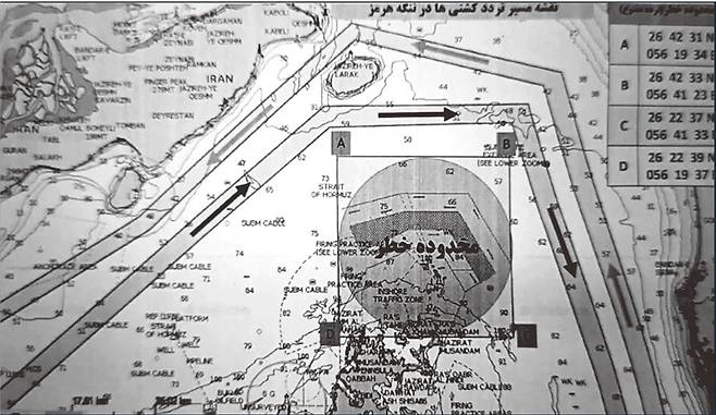 9일(현지시간) 이란 정부가 언론을 통해 공개한 호르무즈 해협 대체 항로 지도. 전쟁 전 호르무즈 통과 선박들이 이용해 온 기존 항로 위에 페르시아어로 ‘위협 구역’이라고 표시된 원이 그려져 있다. 이란 정부는 기뢰가 깔린 위협 구역을 피해야 한다며 입항 시 이란 본토와 가까운 라라크섬. 케슘섬 사이의 좁은 해역을 지나는 대체 항로를 제시했다. 반대로 출항 시에는 라라크섬과 케슘섬 옆으로 불어 나가도록 했다. 사진 출처 이란 메르통신 텔레그램 채널