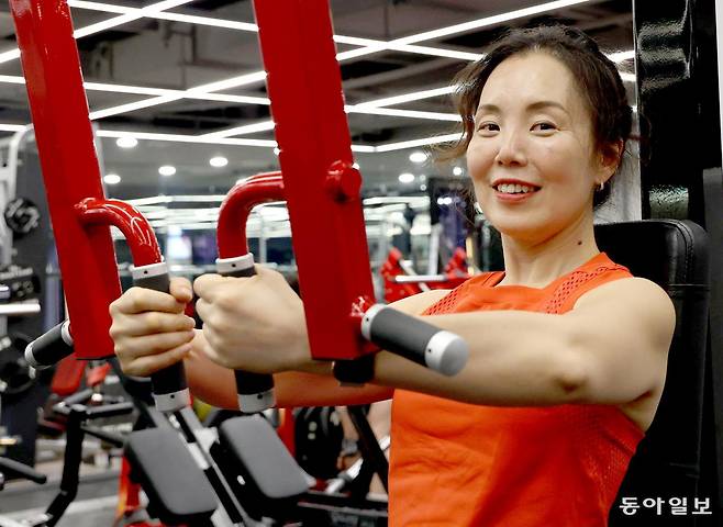 황지영 서울 성북구 제일한의원 원장이 근육운동을 하는 모습. 목과 어깨 등에 있는 만성 통증을 없애기 위해 2년 전 근육운동을 시작한 황 원장은 지난해 문화체육관광부 생활체육지도사 웨이트트레이닝 2급 자격증까지 획득했다. 김재명 기자 base@donga.com