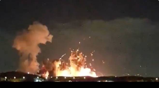 31일 아침(현지시각) 미국으로 추정되는 공격으로 거대한 화염이 하늘 높이 치솟은 이란 중부 이스파한은 이란의 고농축 우라늄 대부분이 저장된 것으로 여겨지는 곳이다. 미국은 이날 이스파한에 2000파운드(약 907㎏) 규모 벙커버스터 폭탄을 투하한 것으로 전해졌다. 사진은 도널드 트럼프 미 대통령이 자신의 트루스 소셜미디어에 공유한 이스파한에서 거대한 화염이 치솟는 모습. 〈사진 출처 : 트루스〉 2026.03.31.