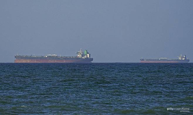 미국과 이란 간 휴전 이후 오만 해역 인근 호르무즈 해협을 통과하는 유조선들. 전쟁 여파로 선박 운항이 제한되면서 주요 원유 수송로의 긴장과 불확실성이 이어지고 있다. Getty Images