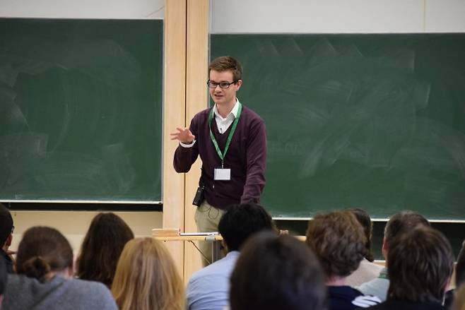 2018년 앤드루 와일스 영국 옥스퍼드대 교수가 페르마 마지막 정리 증명을 발표한 지 25주년을 기념하는 행사에서 강연하는 잭 쏜&nbsp;교수. 아이작뉴턴수리과학연구소 제공&nbsp;