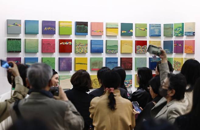 지난 8일 서울 강남구 코엑스에서 열린 2026 화랑미술제에서 관람객들이 작품을 살펴보고 있는 모습 뉴스1