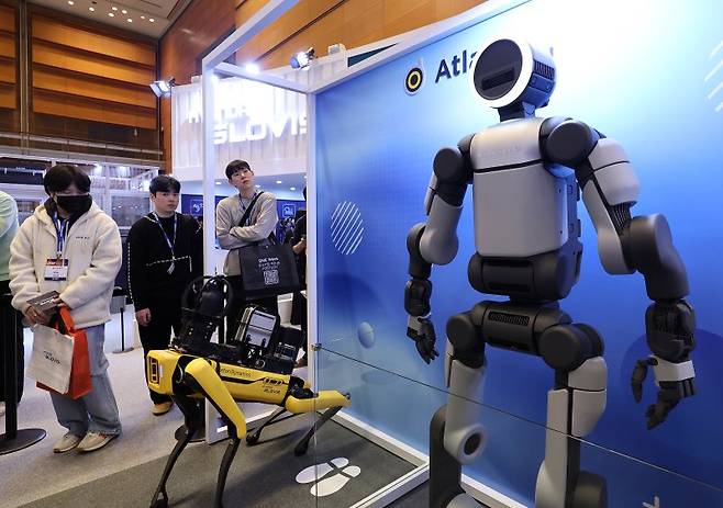 4일 서울 강남구 코엑스에서 열린 ‘2026 스마트공장·자동화산업전(AW 2026)’에서 관람객들이 아틀라스 양산형 모델을 관람하고 있다. 뉴스1 제공