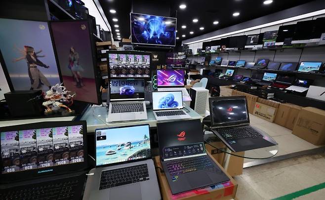 [서울=뉴시스] 조성우 기자 = 중동 전쟁 여파로 국제유가가 급등하면서 공업제품 물가가 2년 5개월 만에 최대 상승폭을 기록한 가운데 6일 오후 서울 용산구 선인상가 컴퓨터 매장이 한산한 모습을 보이고 있다. 2026.04.06. xconfind@newsis.com /사진=뉴시스