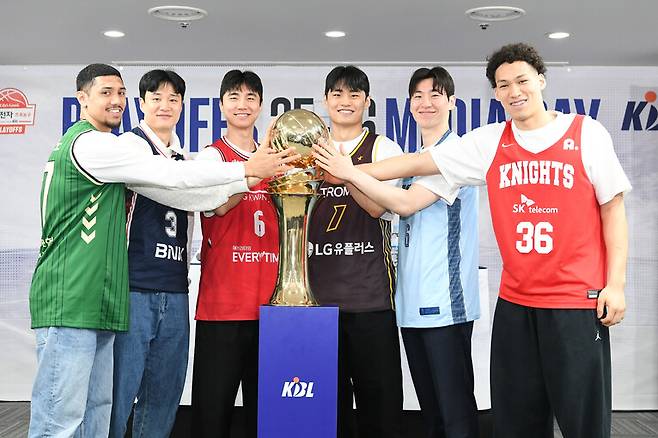 오는 12일 시작하는 플레이오프(PO)에 출전하는 프로농구 6개팀 선수들. 한국농구연맹 제공