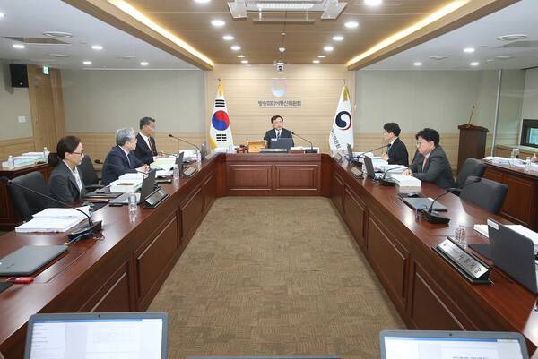 10일 정부과천청사에서 열린 방송미디어통신위원회(방미통위) 첫 회의에서 방미통위 위원들이 발언하고 있다. 방미통위 제공