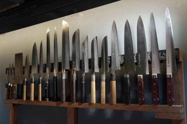 경기 안산시에 위치한 정회승 셰프의 작업장에 예리하게 연마된 칼들이 걸려 있다. 장준우 제공