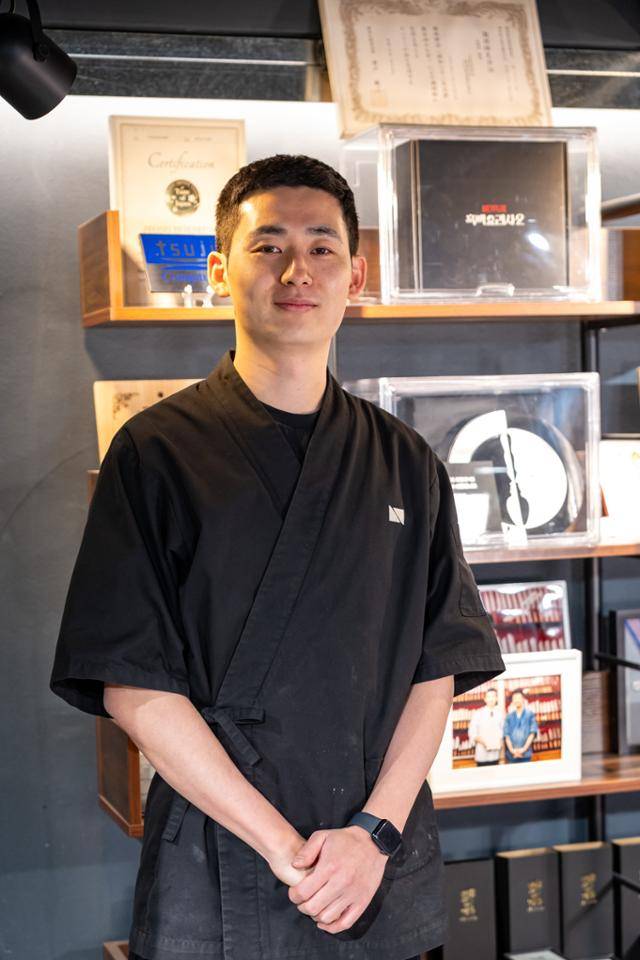 정회승 셰프가 작업장에서 포즈를 취해 보이고 있다. 장준우 제공