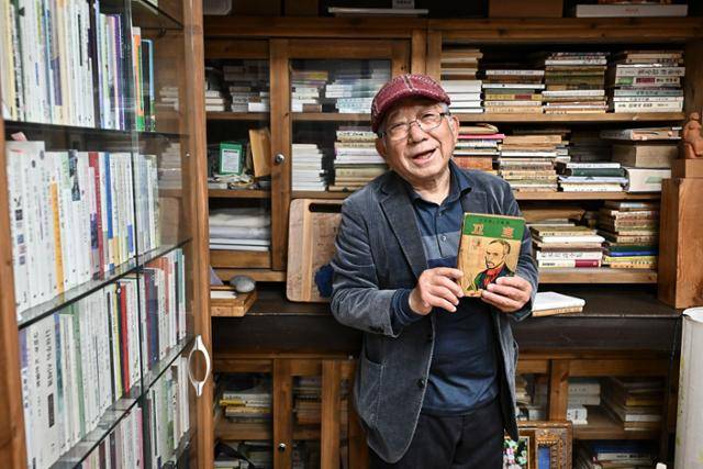 나태주풀꽃문학관 구관에 있는 나태주 시인의 서가에는 오래된 책들이 눕혀 보관돼 있다. 나 시인은 "책도 편히 쉬게 해줘야 한다. 누워 있는 책이 더 오래간다"고 했다. 그의 손에는 1958년 출간된 책 '고흐'가 들려 있다. 공주=정다빈 기자