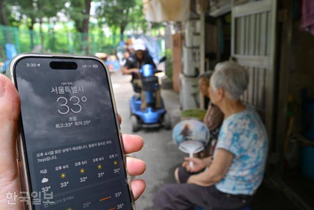 지난해 서울 전역에 첫 폭염경보가 내려진 7월 7일 서울 영등포구 쪽방촌 일대에 주민들이 더위를 피해 거리로 나와 있다. 최주연 기자