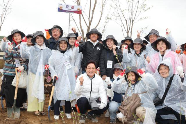 경남 함양군에 조성된 '희망의 숲'에서 재외 도민들이 기념촬영을 하고 있다. 경남도 제공