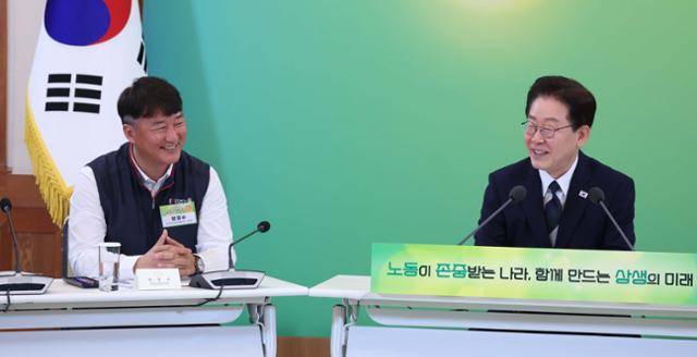 이재명 대통령이 10일 청와대에서 열린 민주노총 초청 간담회에서 양경수 민주노총 위원장과 이야기하고 있다. 왕태석 선임기자