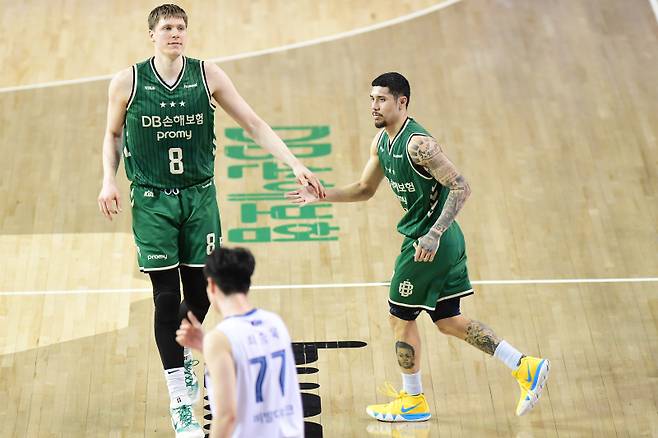 DB 엘런슨(왼쪽)와 알바노. 사진=KBL