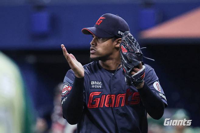 10일 고척 키움전에서 마운드를 내려가는 엘빈 로드리게스. 롯데 제공