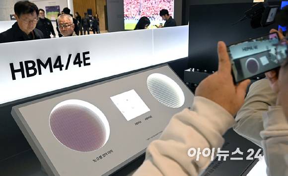 18일 경기 수원시 영통구 수원컨벤션센터에서 열린 '제57기 삼성전자 정기주주총회'에 HBM4, HBM4E 메모리가 전시돼 있다. 2026.03.18 [사진=곽영래 기자]